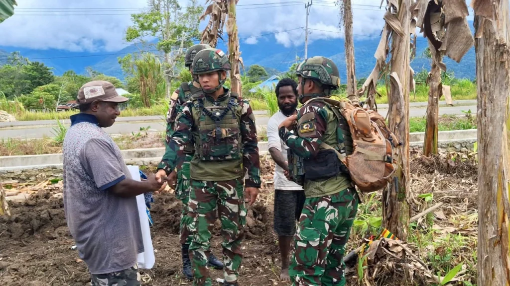 Satgas Yonif 521/DY Bantu Warga Kobakma Siapkan Lahan Pertanian dan Salurkan Bantuan Pakaian